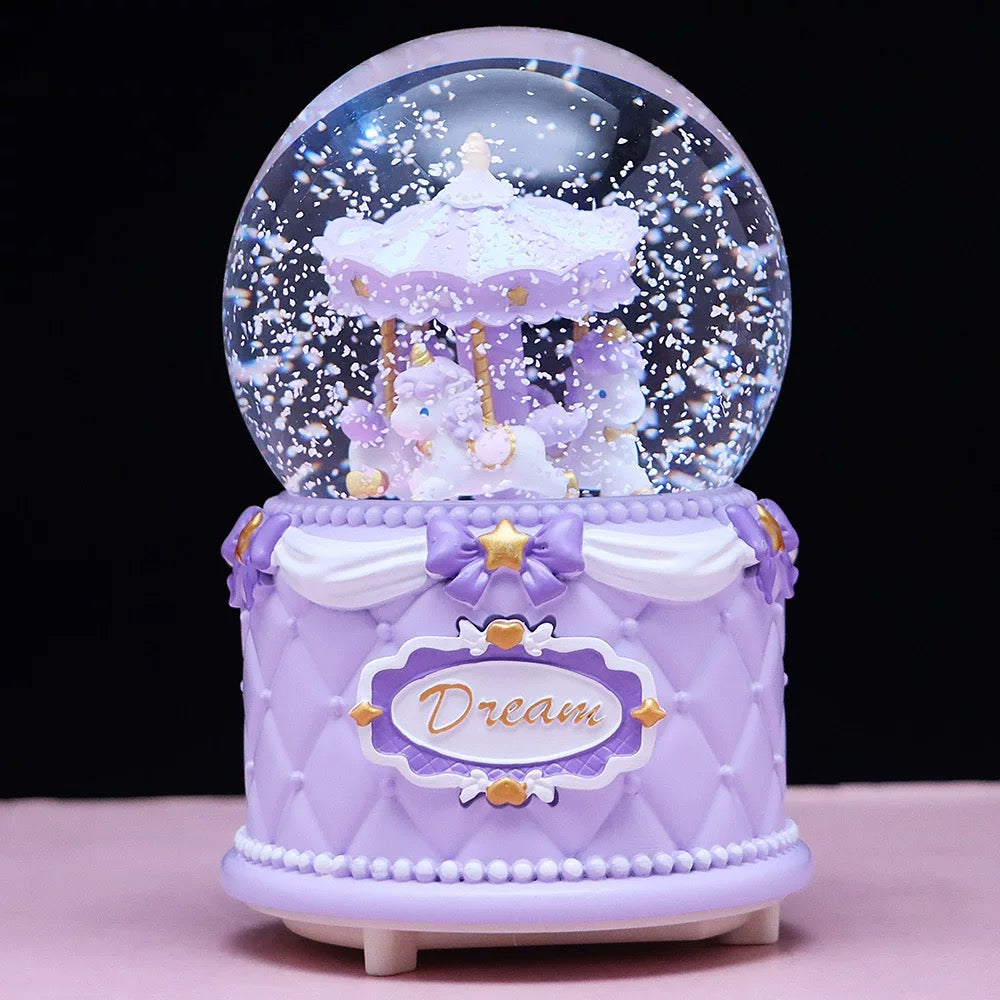 Purple carousel snow globe iz UNICORN KUGLA, savršena ukrasna kugla dekorativna