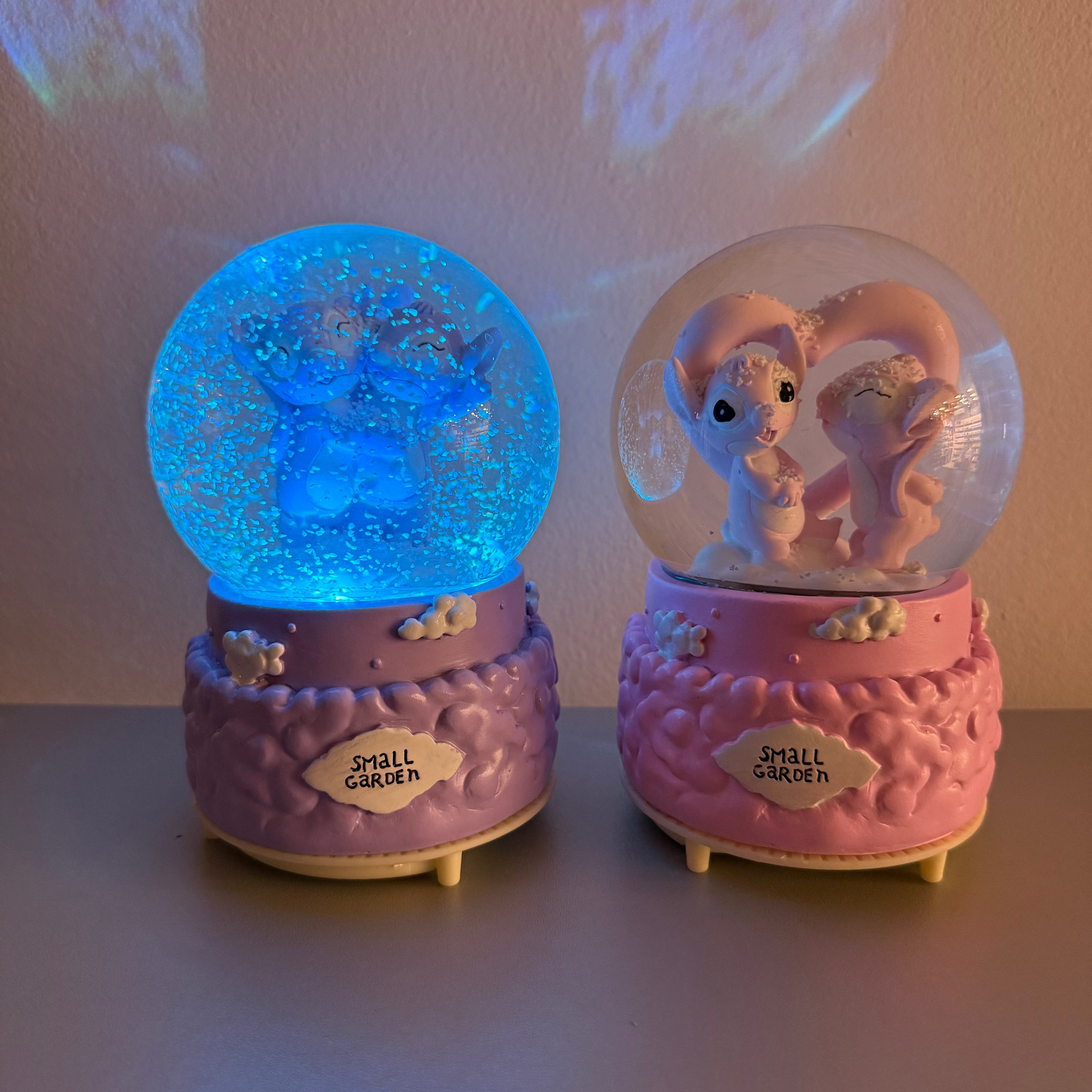 Ljubičasta i ružičasta ukrasna kugla STITCH KUGLA s vrtom i oblacima