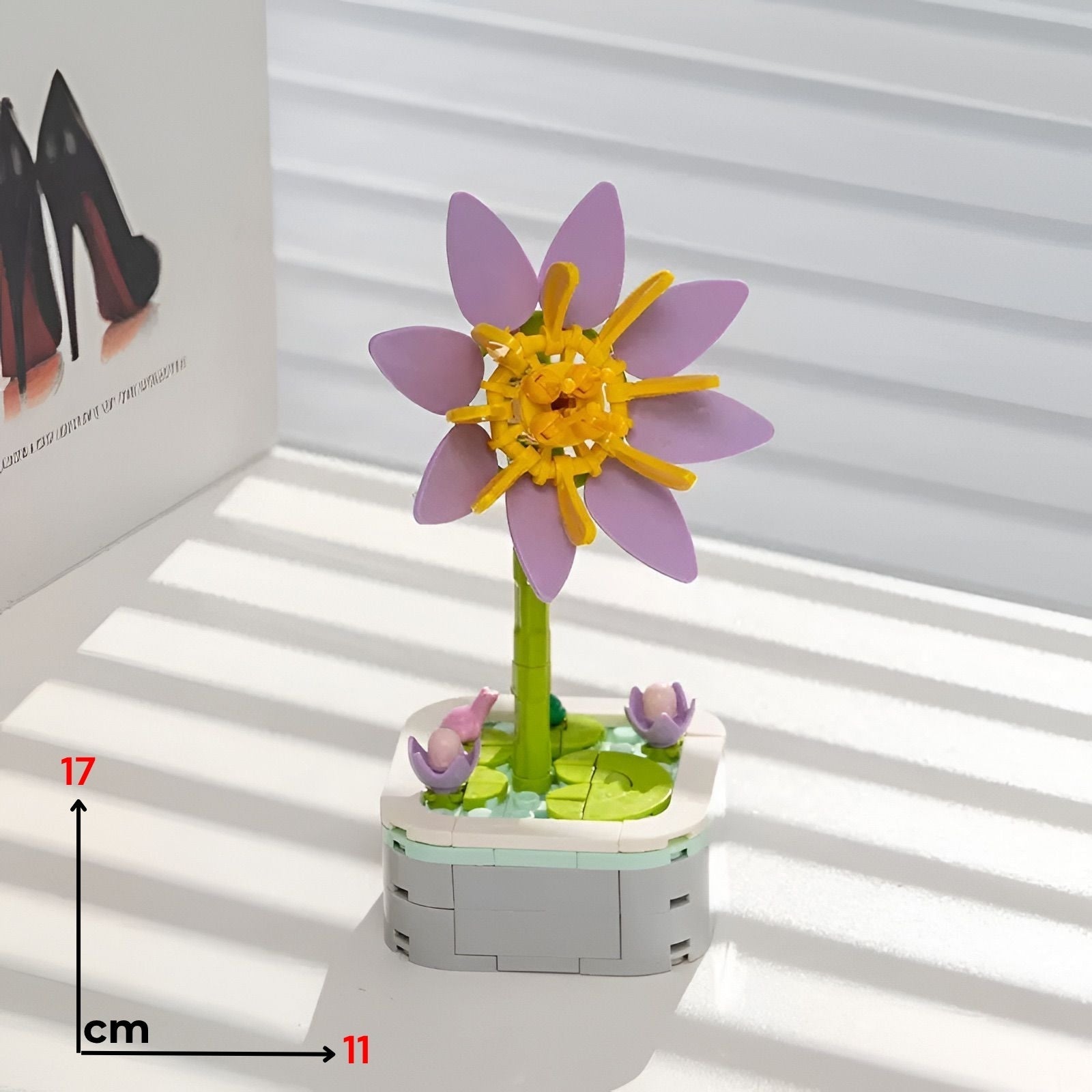 Lopoc vodeni ljiljana lego lavanda i žuti lotos od plastičnih kocaka na sivoj bazi sa zelenim lokvanjima
