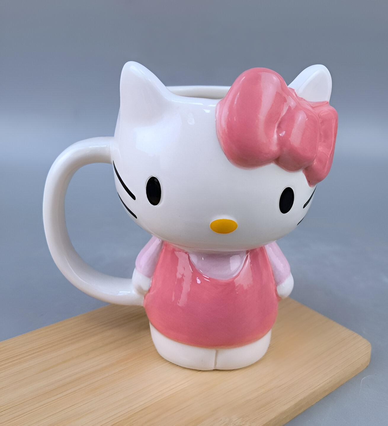 Hello Kitty keramička šolja s veselom ilustracijom popularnog karaktera