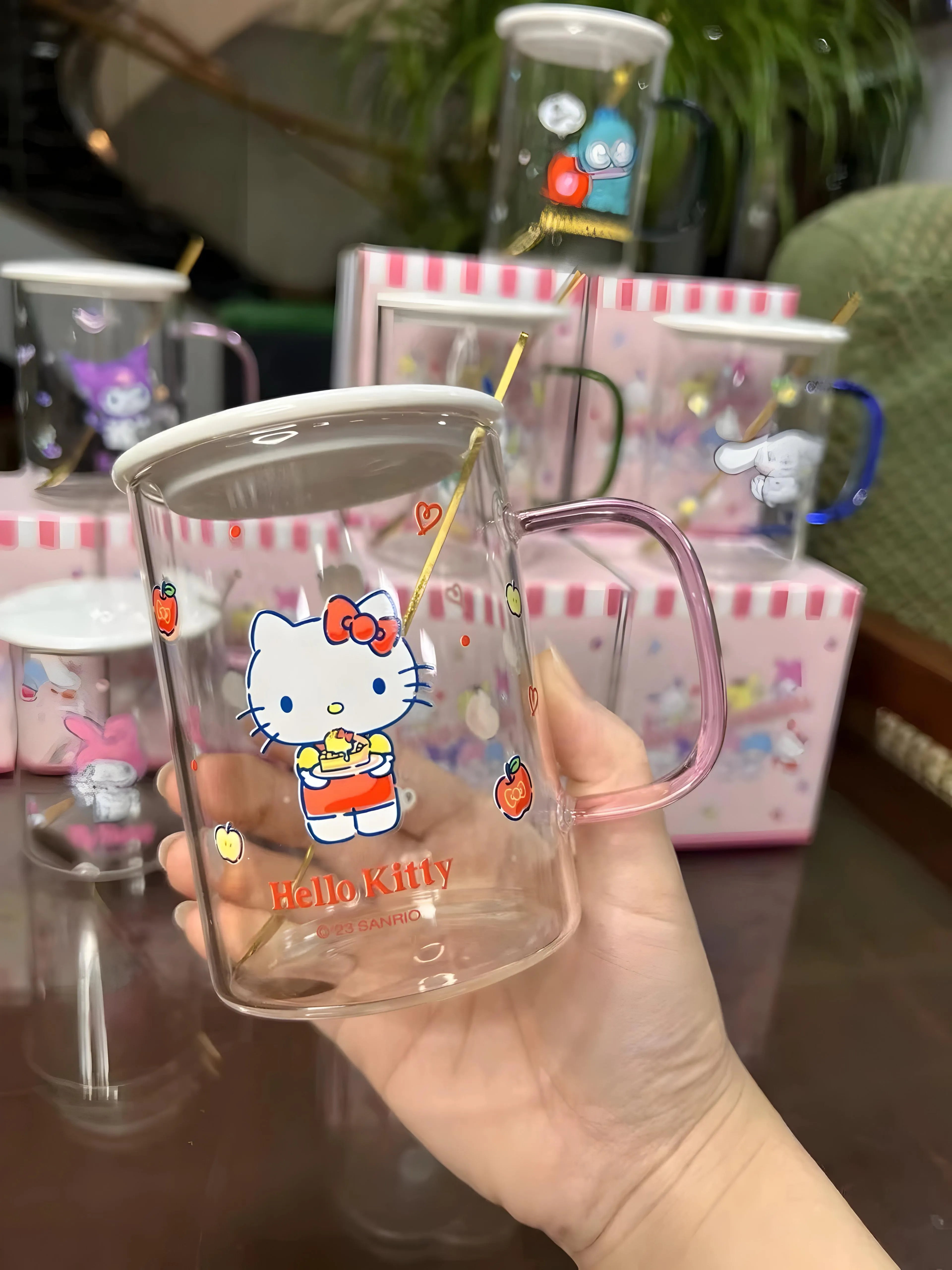 Hello Kitty šalica s kašikom i poklopcem u setu za ljubitelje ovog lika