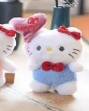 Plesani hello kitty privjesak mekan u plavoj odjeći i crvenom leptir mašnom