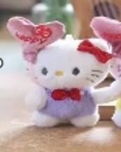 Plišani privjesak hello kitty u mekanom lavandastom materijalu s roza srcastim ušima i crvenom mašnom