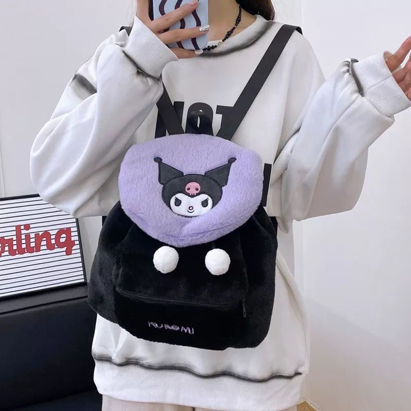 Plisana torbica kuromi crno-ljubičasta s kawaii likom i bijelim pom pom stopalima