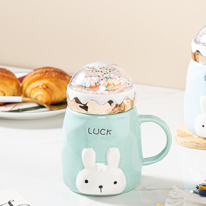 Mint-zeleni zec keramička šolja s poklopcem ukrašenim konfeti za Hope Luck