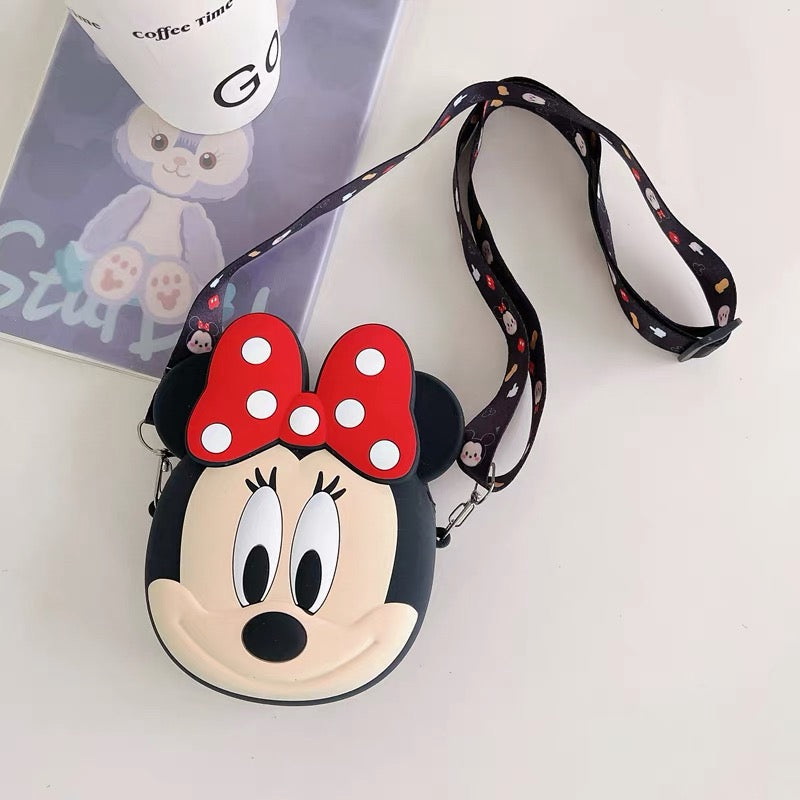 Minnie Mouse silikonska torbica s crvenom polka točkastom mašnom i crnim remenom