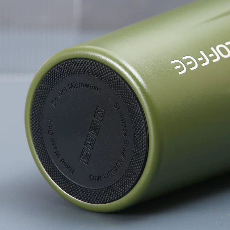 Olive zelena termos čaša od nehrđajućeg čelika 510 ml s crnim teksturiranim dnom i bijelim logotipom
