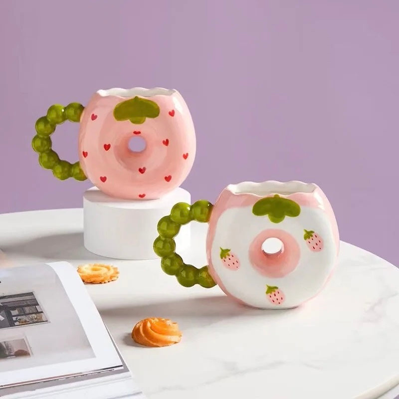 Strawberry-themed donuts keramička šolja iz DONUTS KERAMIČKA ŠOLJA seta