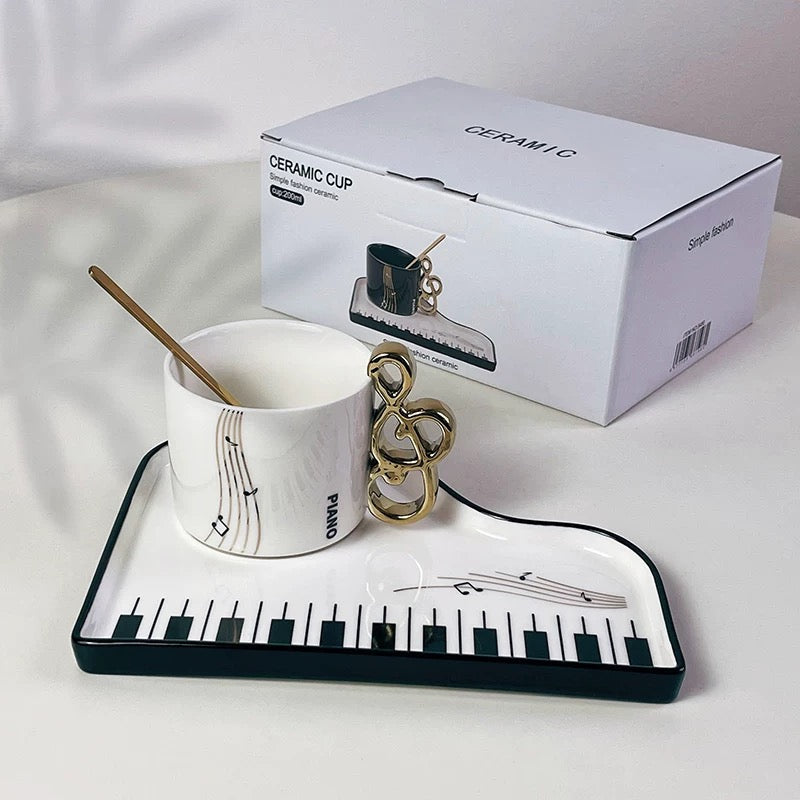 Piano-themed keramička šolja s notesom i elegantnim tanjurićem za ljubitelje muzike