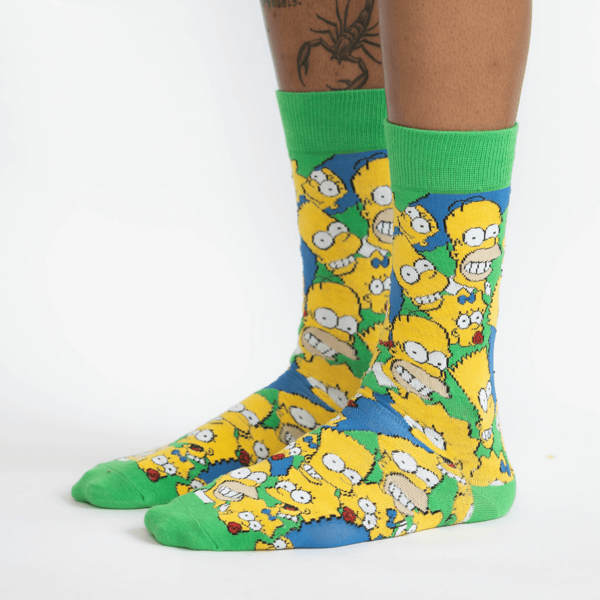 Simpson-themed čarape s raznim likovima iz serije The Simpsons