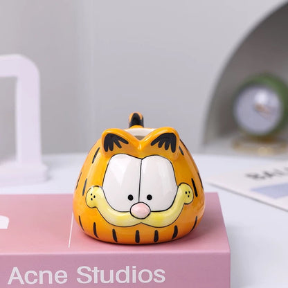Narančasti Garfield keramički figurin s crnim prugama i bijelim licem, Acne Studios dizajn
