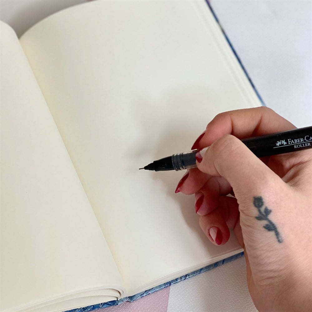 Otvoreni bilježnica s crnim rollerball olovkom BLACK PINK ROKOVNIK