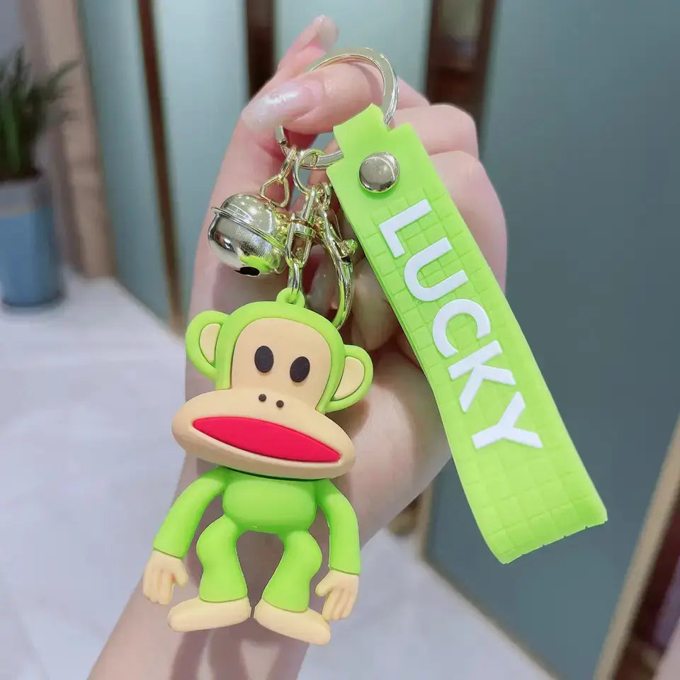 Zeleni majmun privjesak s zvončićem i oznakom LUCKY za sreću