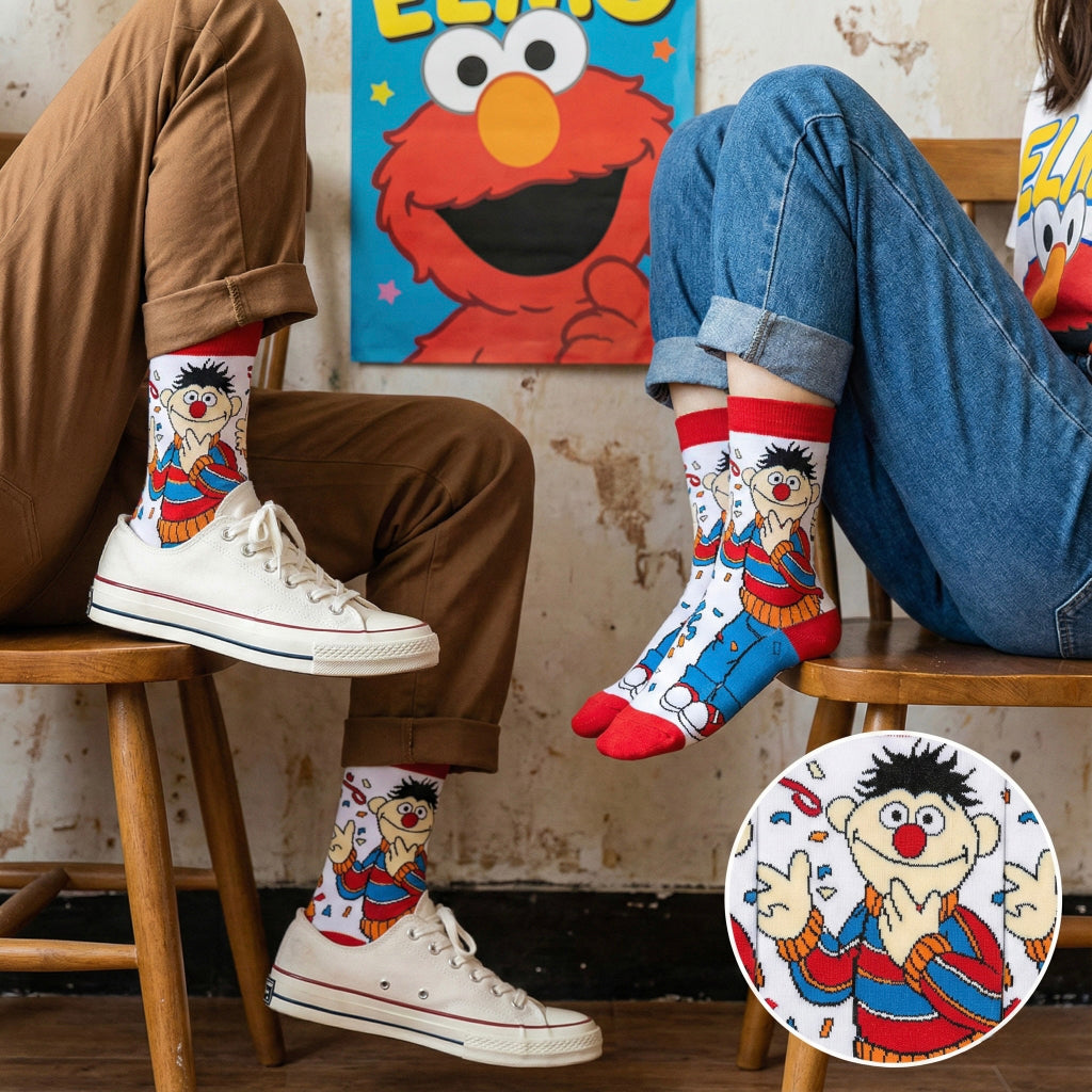 Bawešne čarape Sesame Street s crtanim Erniejem u crveno-plavoj majici i narančastom maramom