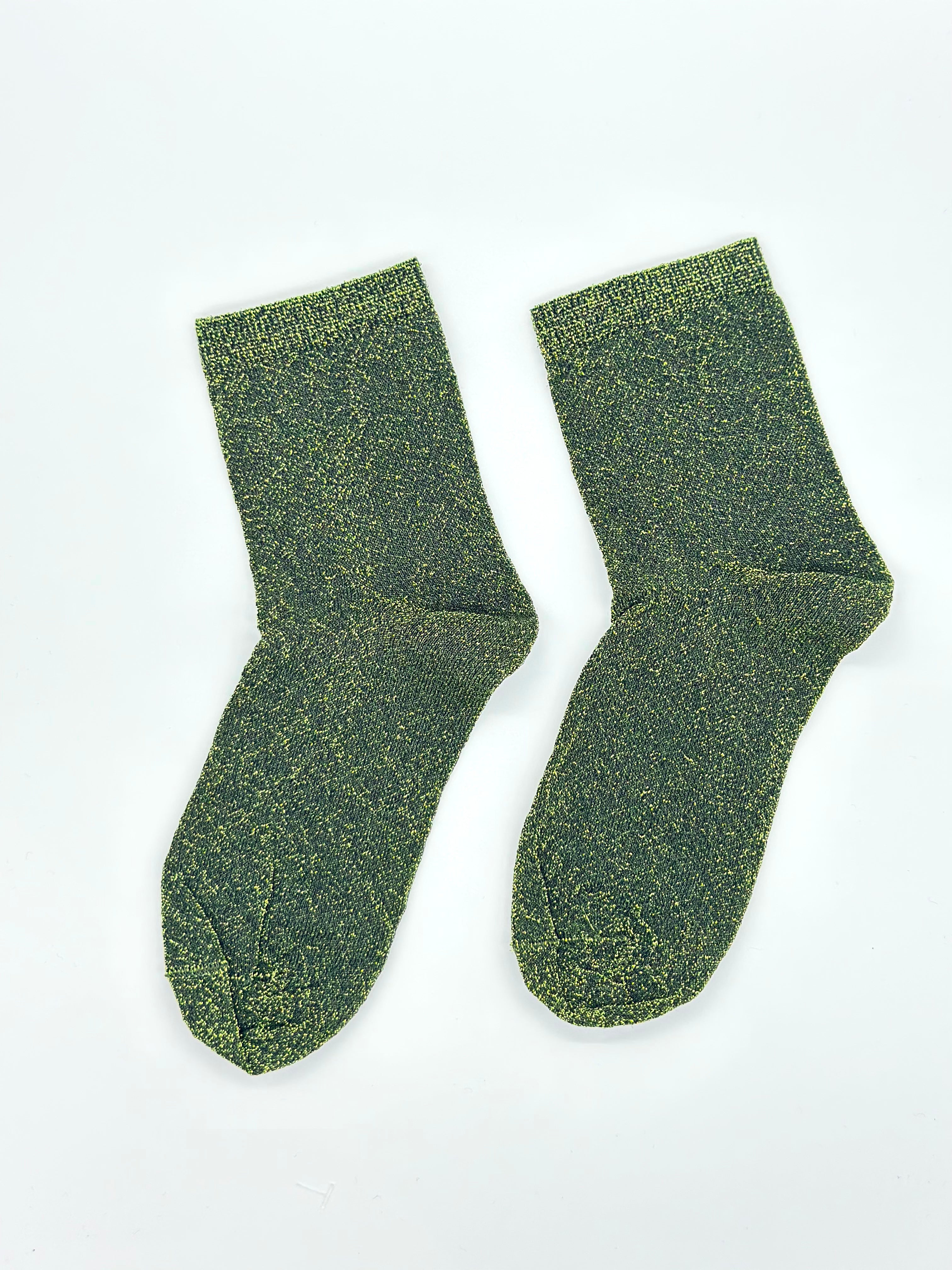 Par čarapa s zelenim glitterom, glamurozan dodatak za svaki outfit