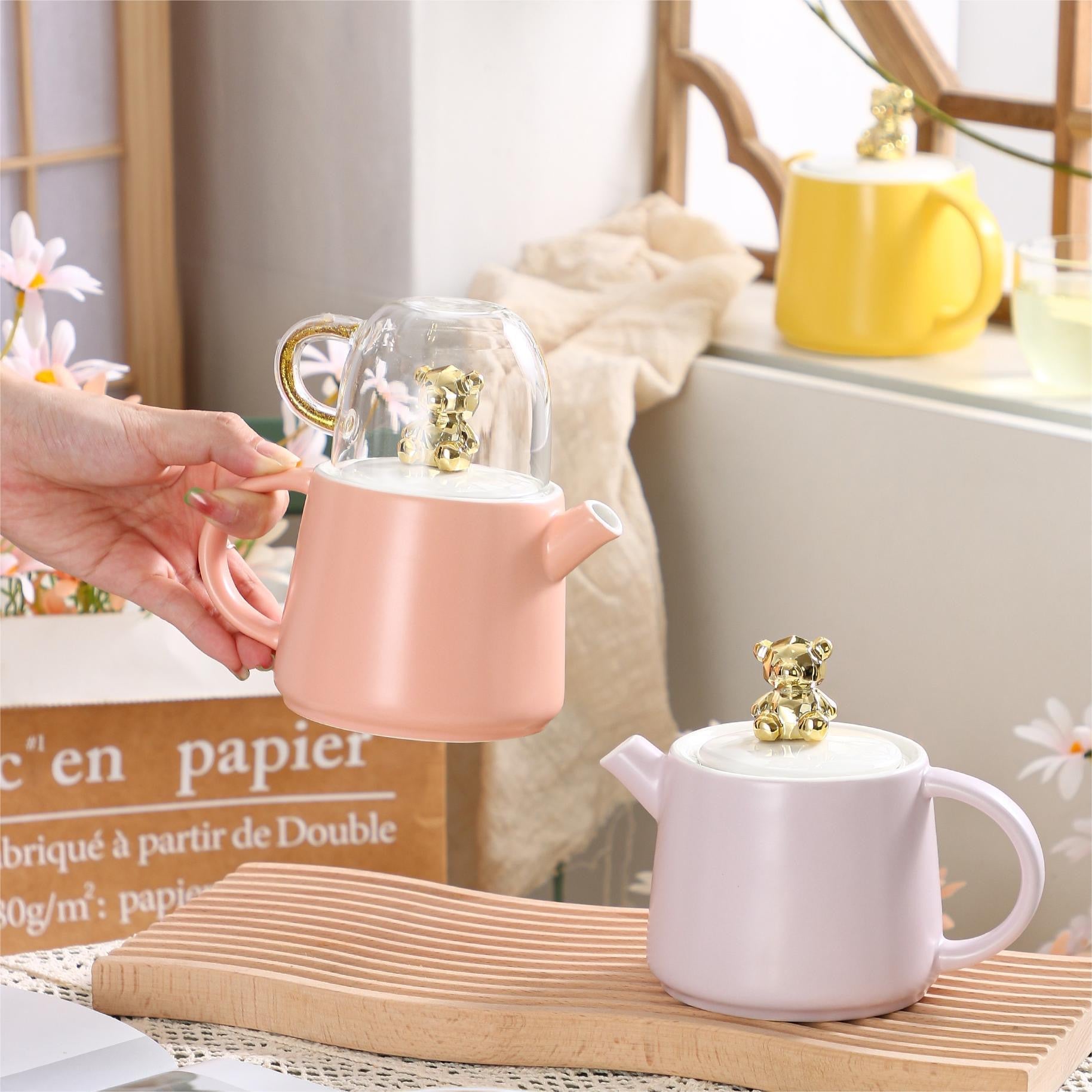 Pastelni keramički čajnik s poklopcem i šoljom te medvjedićem na vrhu