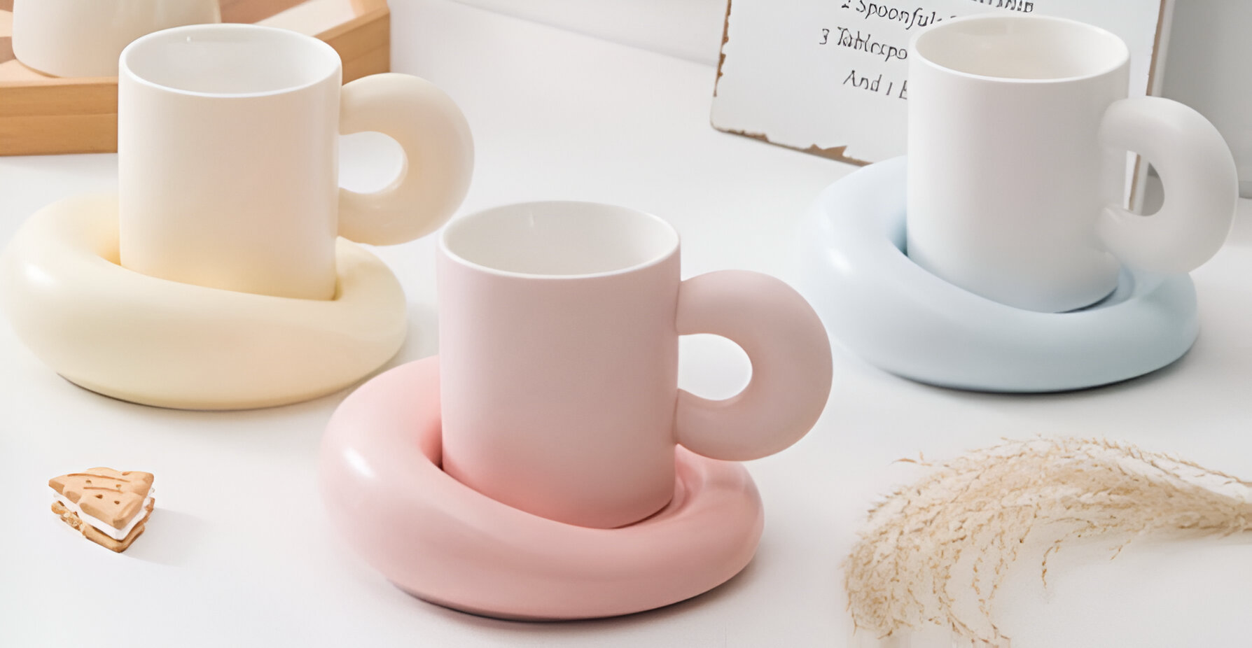Pastelne keramičke šolje i podmetači u setu Čajnik za elegantno posluživanje