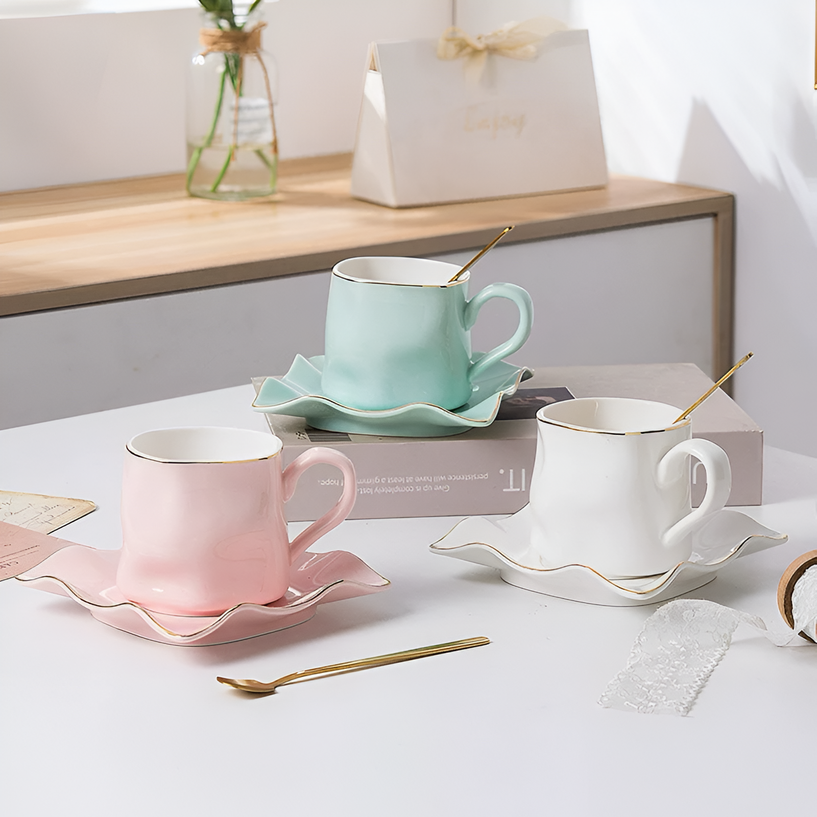 Pastelne šalice s zlatnim rubom u keramičkom setu Čajnik