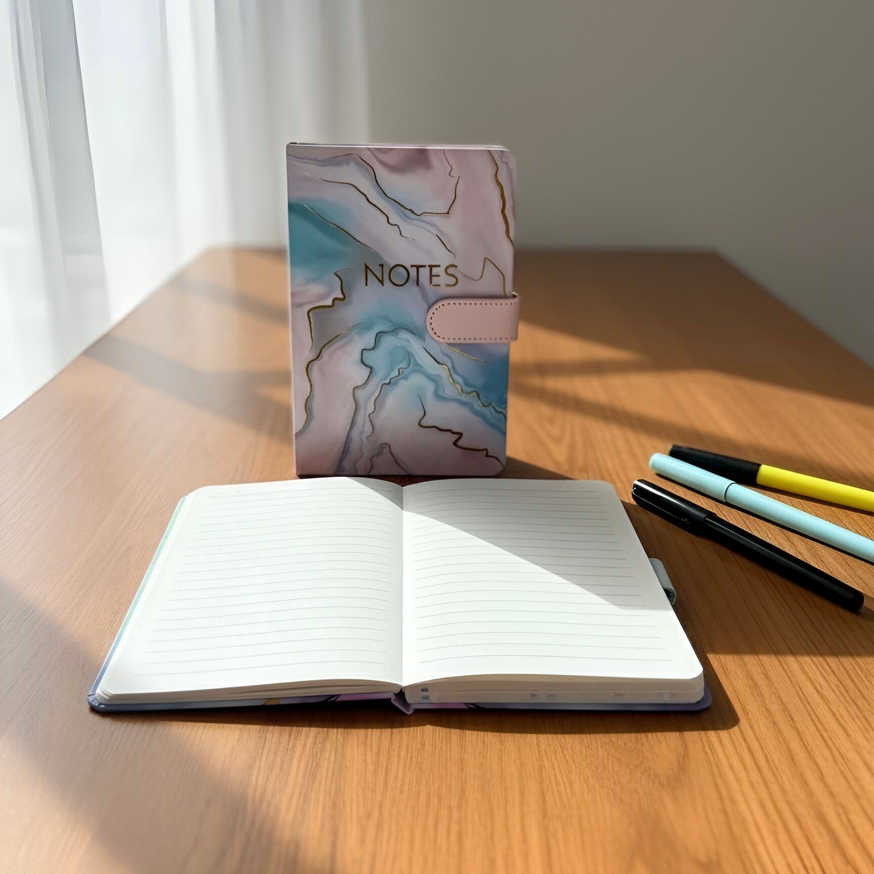 Pastelni mramorni paint art rokovnik A5 s magnetom, otvoren na prazne stranice