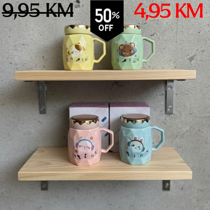 Pastel šalice s pandama u slušalicama i notama