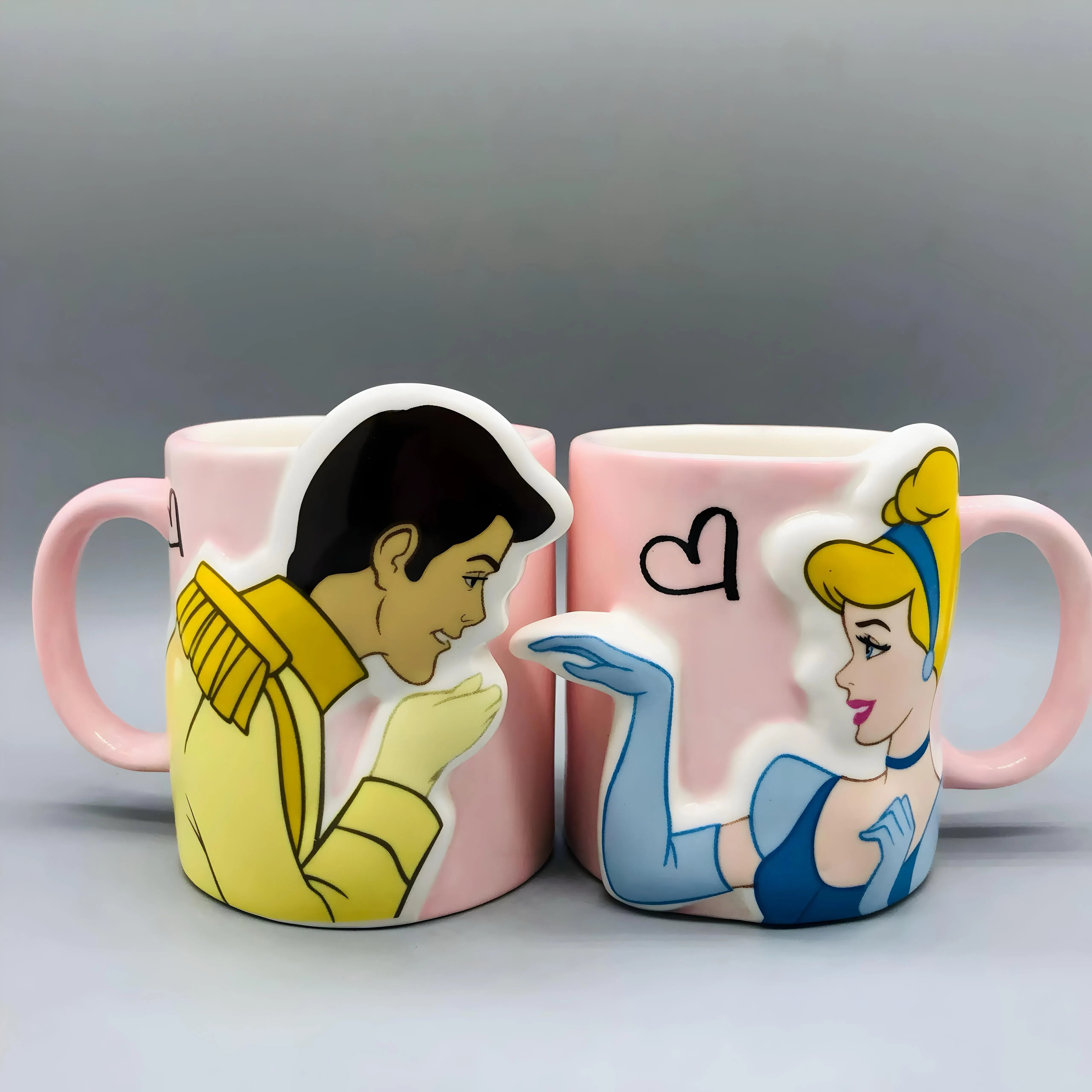 Set šoljica za par Pepeljuga i Prince Charming u romantičnom dizajnu