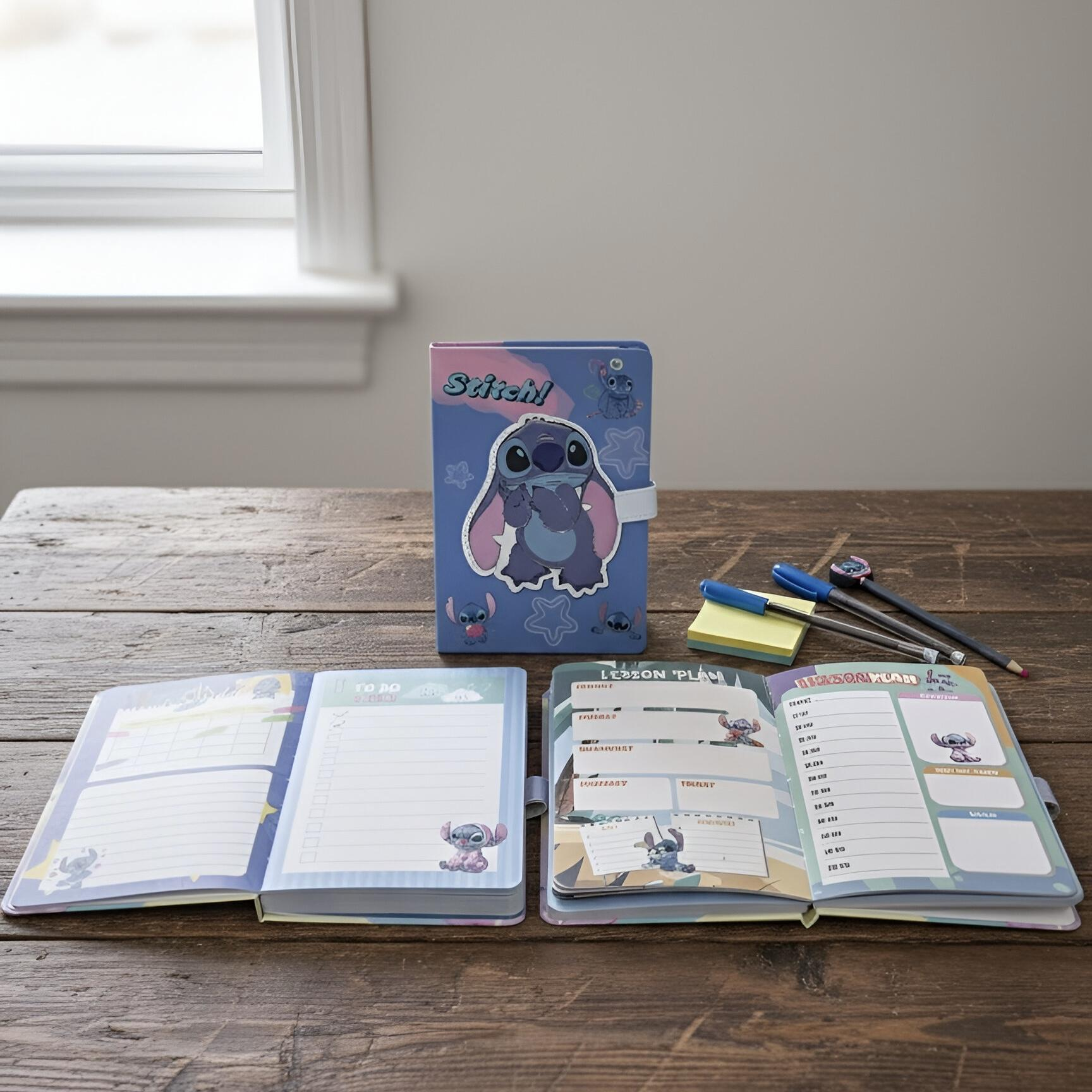 Stitch tematski planer STITCH ROKOVNIK A5 s plavom koricom i bijelim stranicama