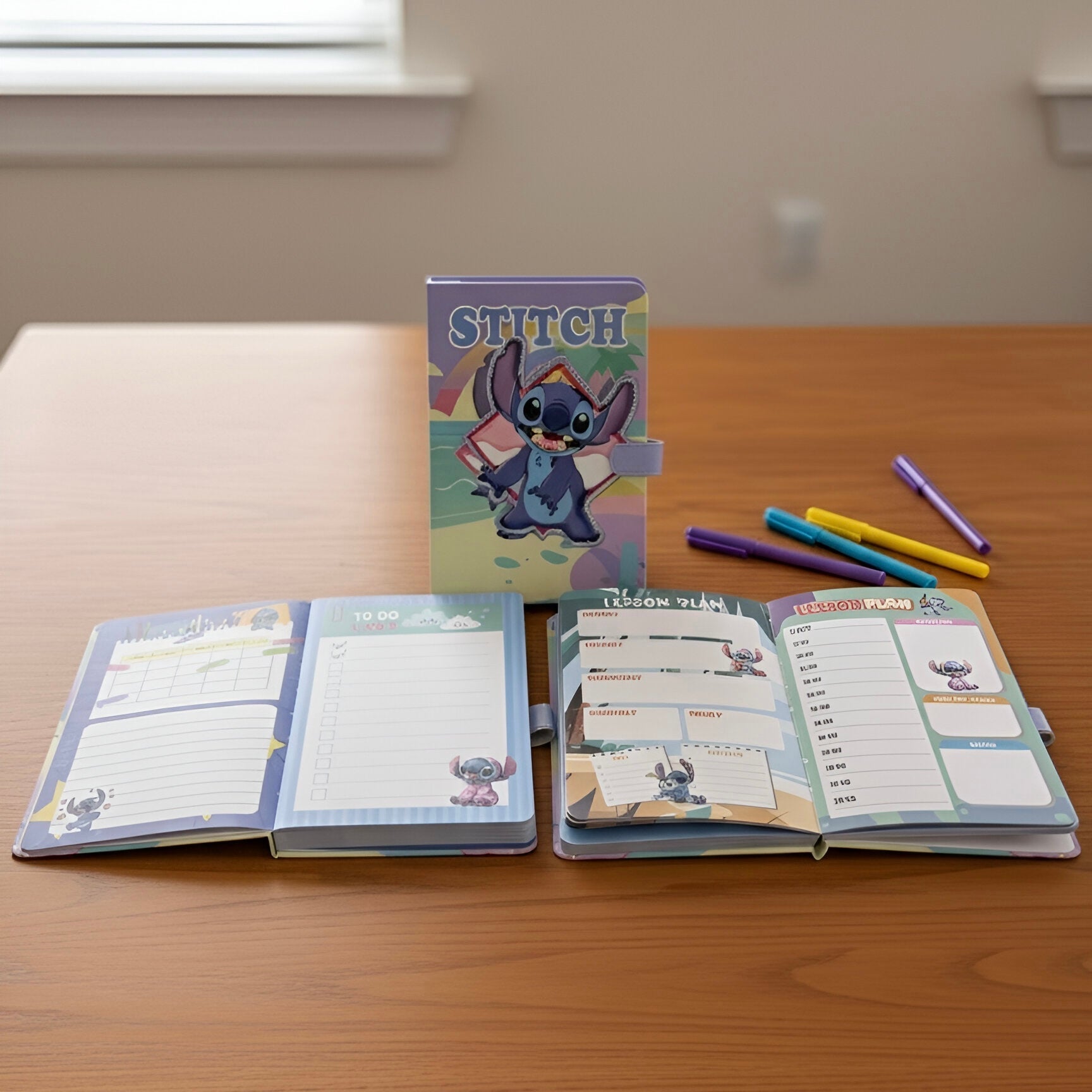 Plavi Stitch planer sa magnetom A5, boje olovke i blokovi