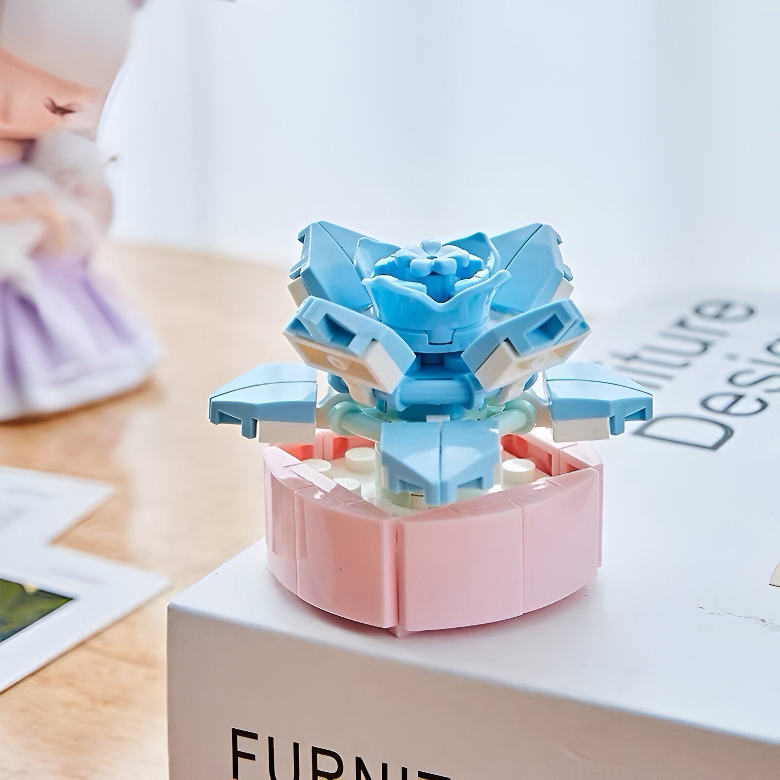 Plava i bijela robotska figura s ružičastom bazom, CVIJEĆE LEGO Model B