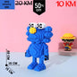 Plavi pikselirani Cookie Monster figurina s žutim nosom i šahovskim očima u SESAME STREET ELMO LEGO setu (800 kockica)
