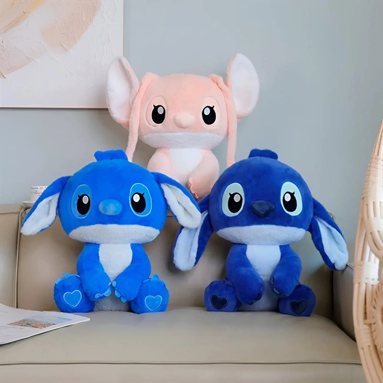 Plava punjena igračka s dizajnom srca, mek materijal i model lika iz Disneyja.