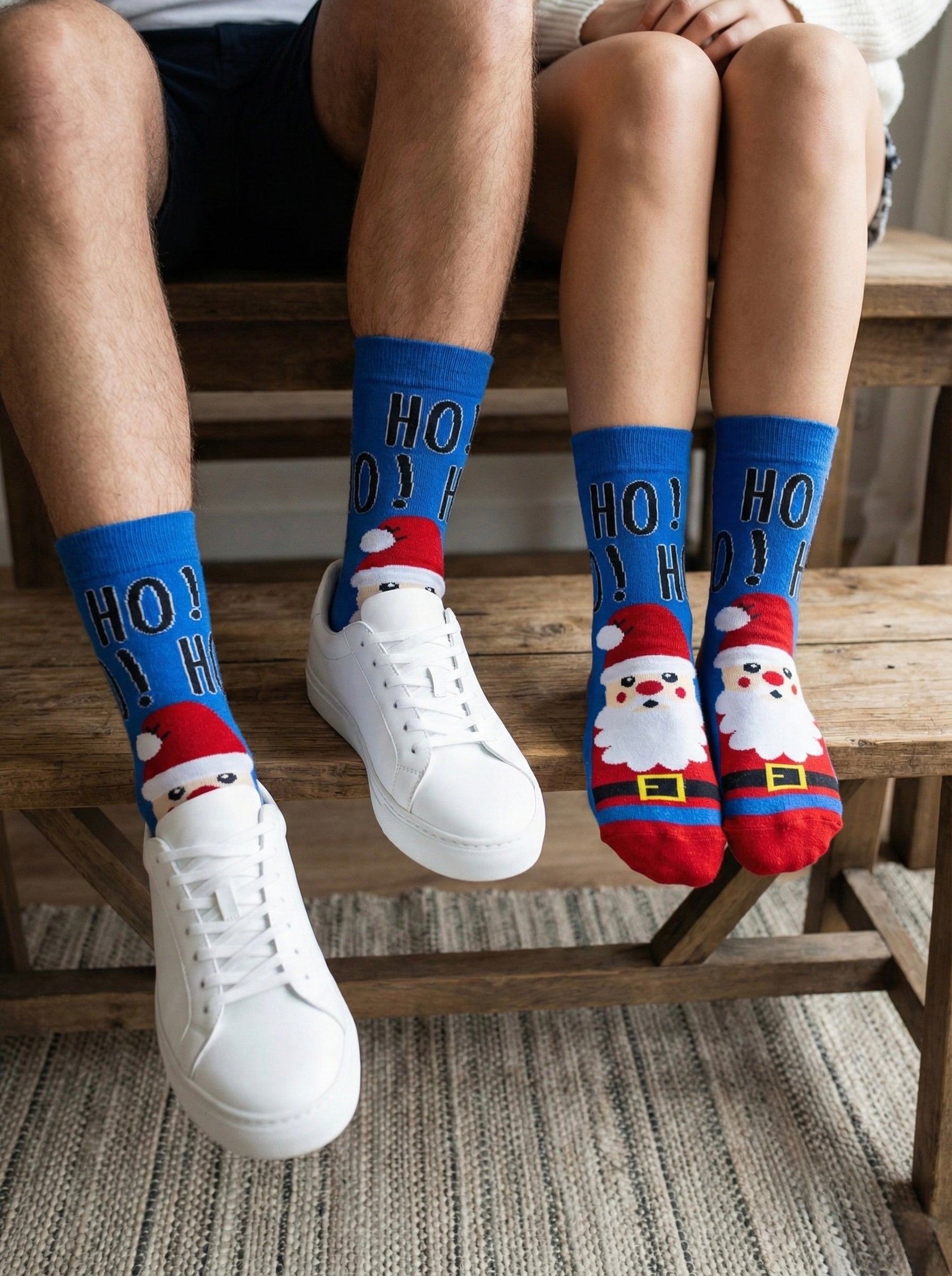 Božićne santa plave čarape s motivima i Ho Ho tekstom