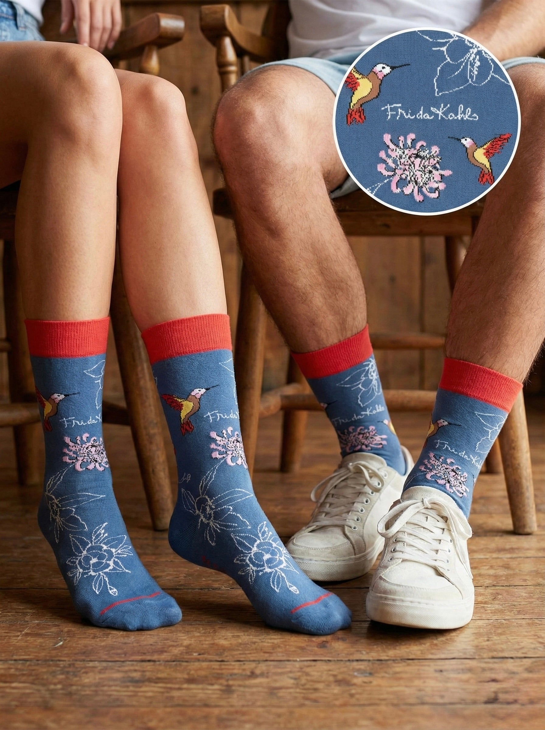 Plave čarape Frida Kahlo s ružičastim manžetama i ružičastim detaljima na prstima, izvezene kolibri i cvjetni uzorci u bijel