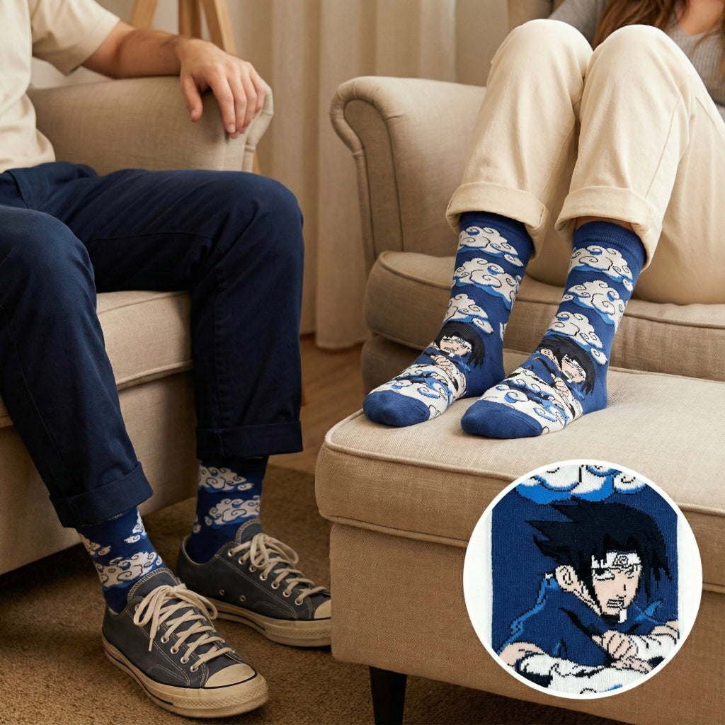 Plave SASUKE NARUTO čarape s piksel umjetničkim dizajnom Uchihe i oblacima