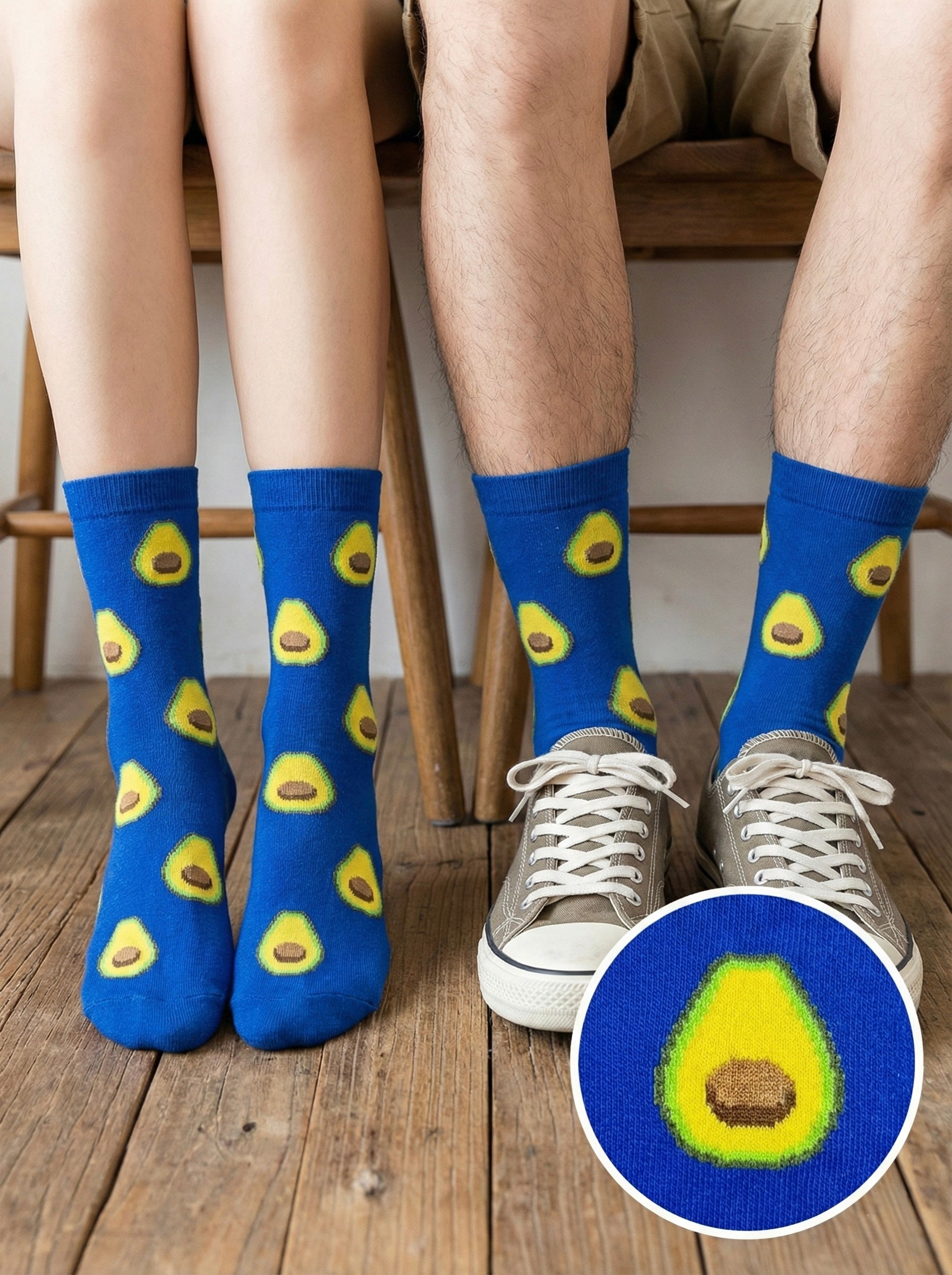 Plave modrice s dizajnom avokada u žutoj i smeđoj boji na pletenom tkanju