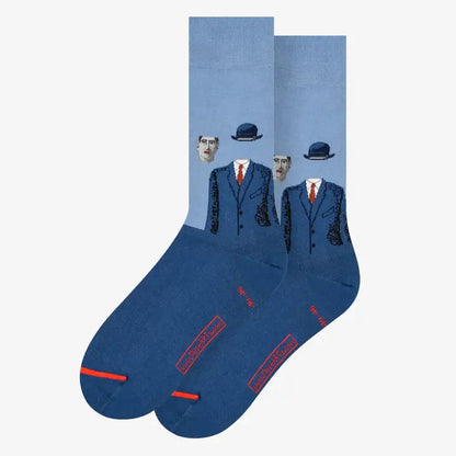 Plave čarape Magritte The Pilgrim s motivom dva muškarca u odijelima i cilindrima