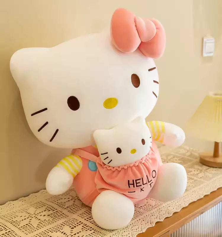 Plisani hello kitty jastuk od 65 cm bijele boje s rozim mašnom i prugastim rozim odijelom