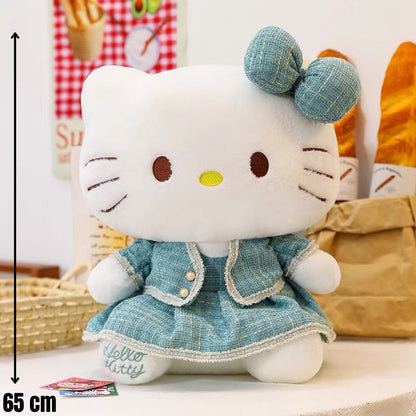 Plisani hello kitty jastuk 65 cm u traper haljini s mašnom i vezom na stopalima zelena