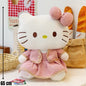 Plisani hello kitty jastuk u rozoj teksturiranoj haljini sa zlatnim ukrasima i odgovarajućom mašnom 65 cm