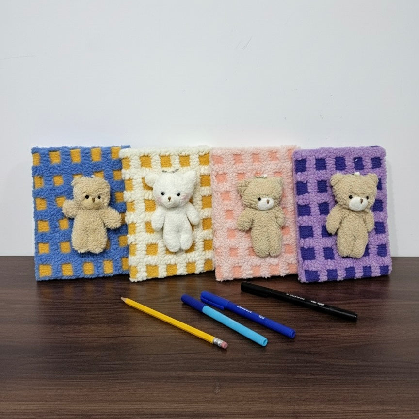 Plišani medo rokovnik A5 u plavo-žutoj kariranoj uzorku