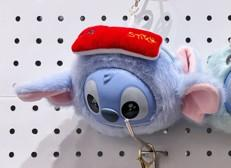 Plavi plišani privjesak stitch s crvenom kapom i srebrnim metalnim prstenom za ključeve
