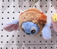 Stitch plišani privjesak s plavim krznom, velikim okruglim očima i klobukom u boji breskve s narančastim detaljima