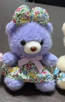 Medo plišani privjesak lavanda boje u floralnoj haljini s odgovarajućom mašnom