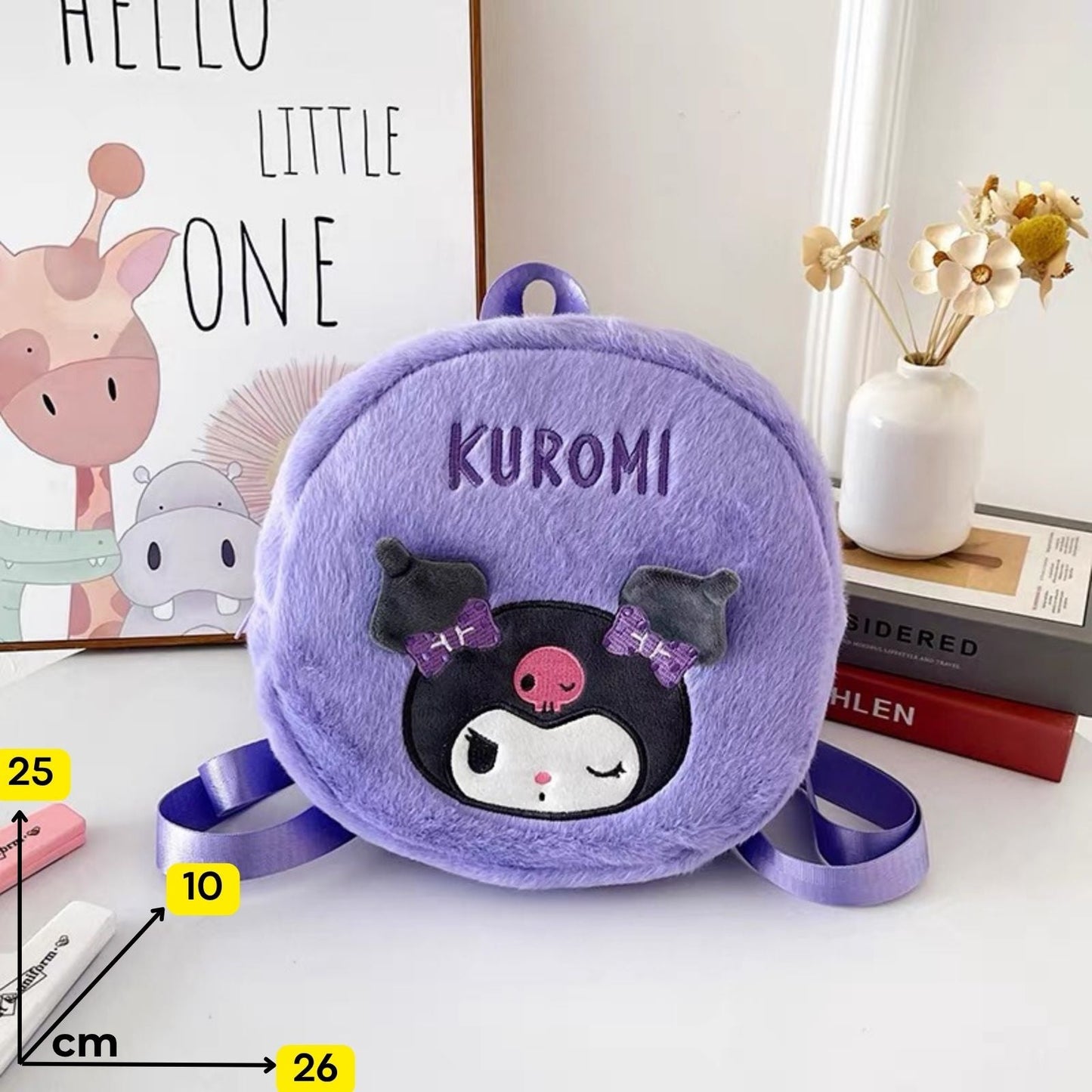 Plisana ljubičasta kuromi torbica i ruksak s izvezenim crnim ušima i ružnim nosom