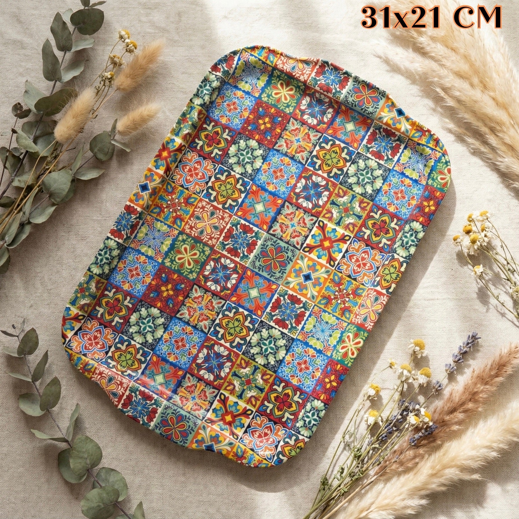 Tradicionalna metalna tacna s plavim, crvenim, narančastim i zelenim mozaik pločicama