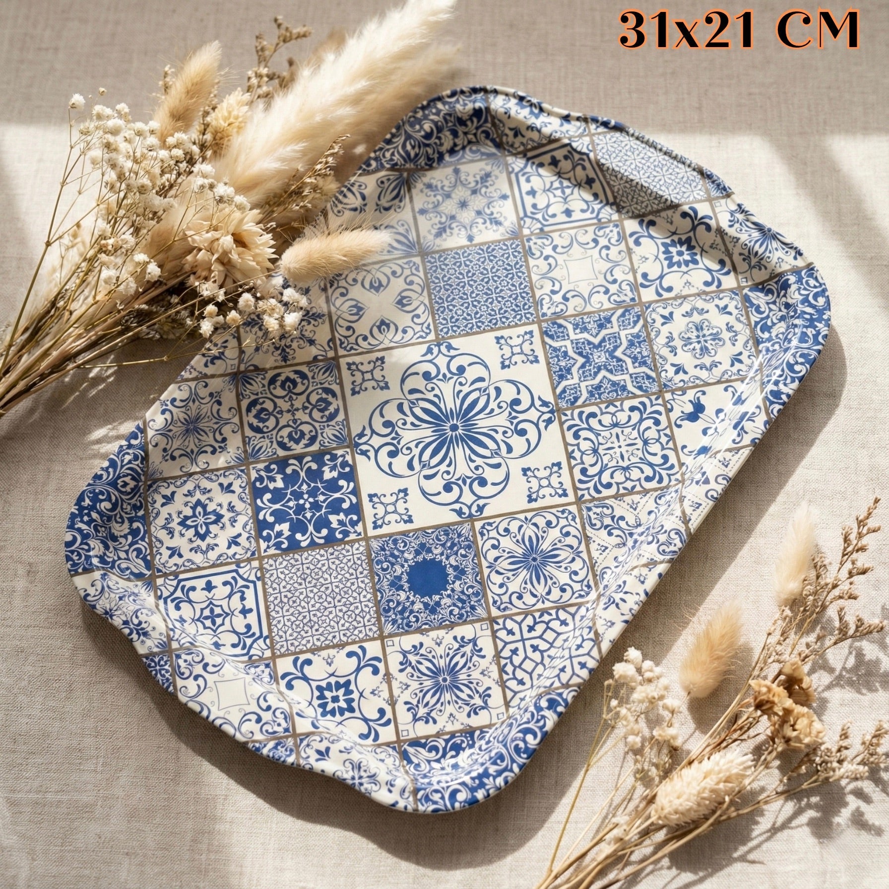 Tradicionalna metalna tacna s plavo-bijelim pločicama i cvjetnim uzorcima