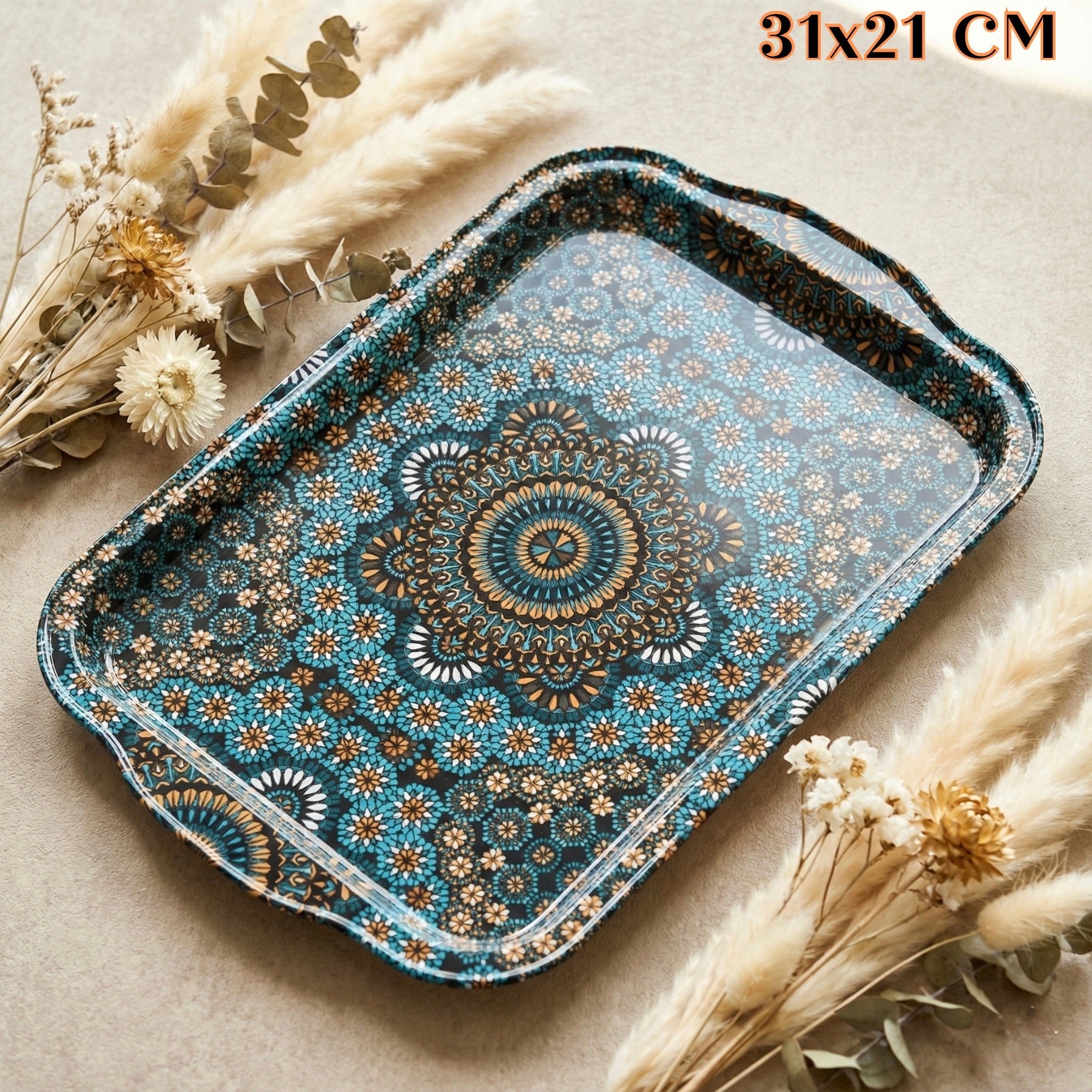 Tradicionalna metalna tacna s plavim i zlatnim mandala uzorkom i valovitim rubovima