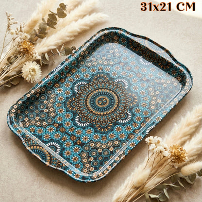 Tradicionalna metalna tacna s plavim i zlatnim mandala uzorkom i valovitim rubovima