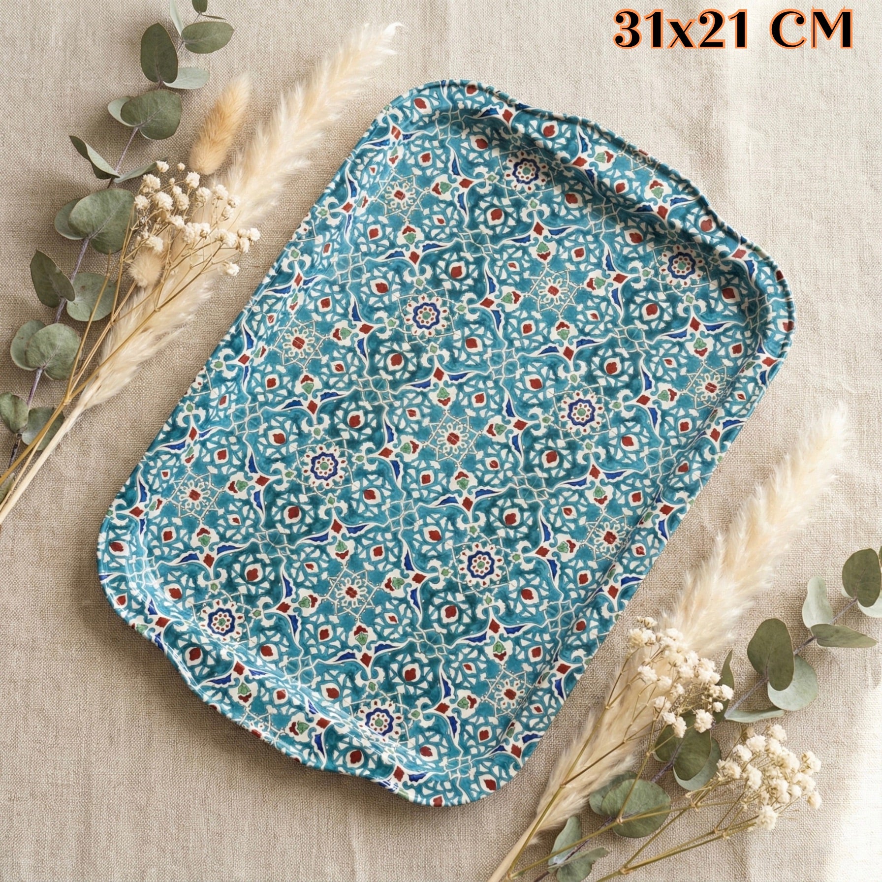 Tradicionalna metalna tacna s valovitim rubovima, tirkiznom podlogom i cvjetnim uzorcima u crvenoj, plavoj i bijeloj boji