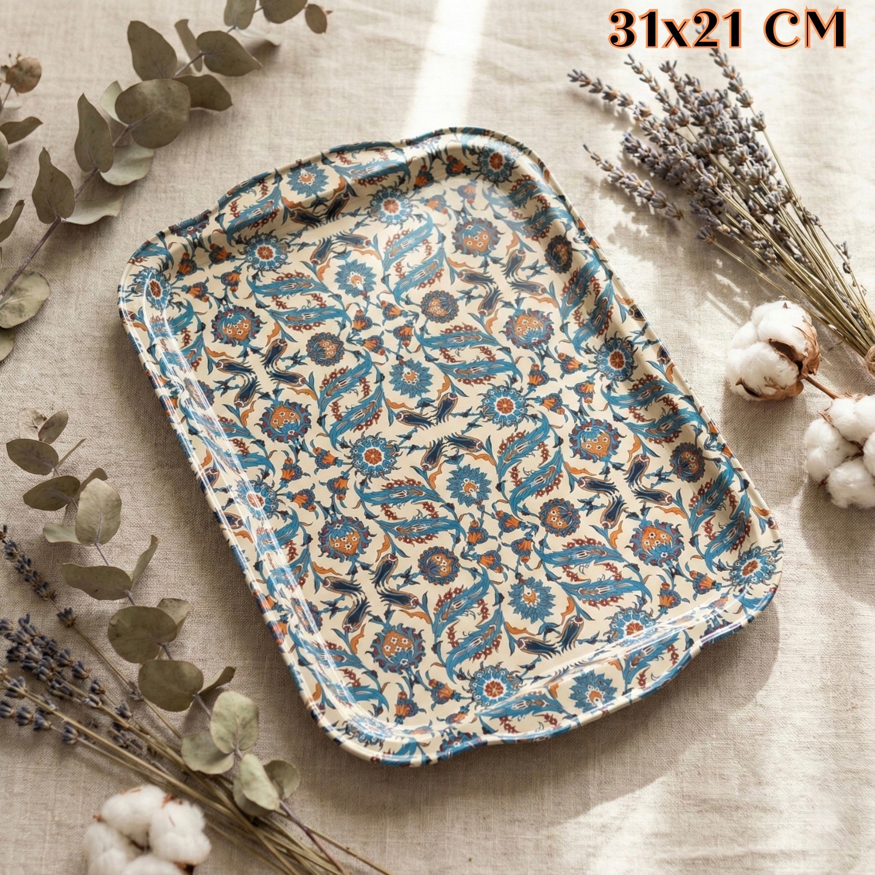 Tradicionalna metalna tacna s plavim i narančastim cvjetnim uzorkom na krem podlozi