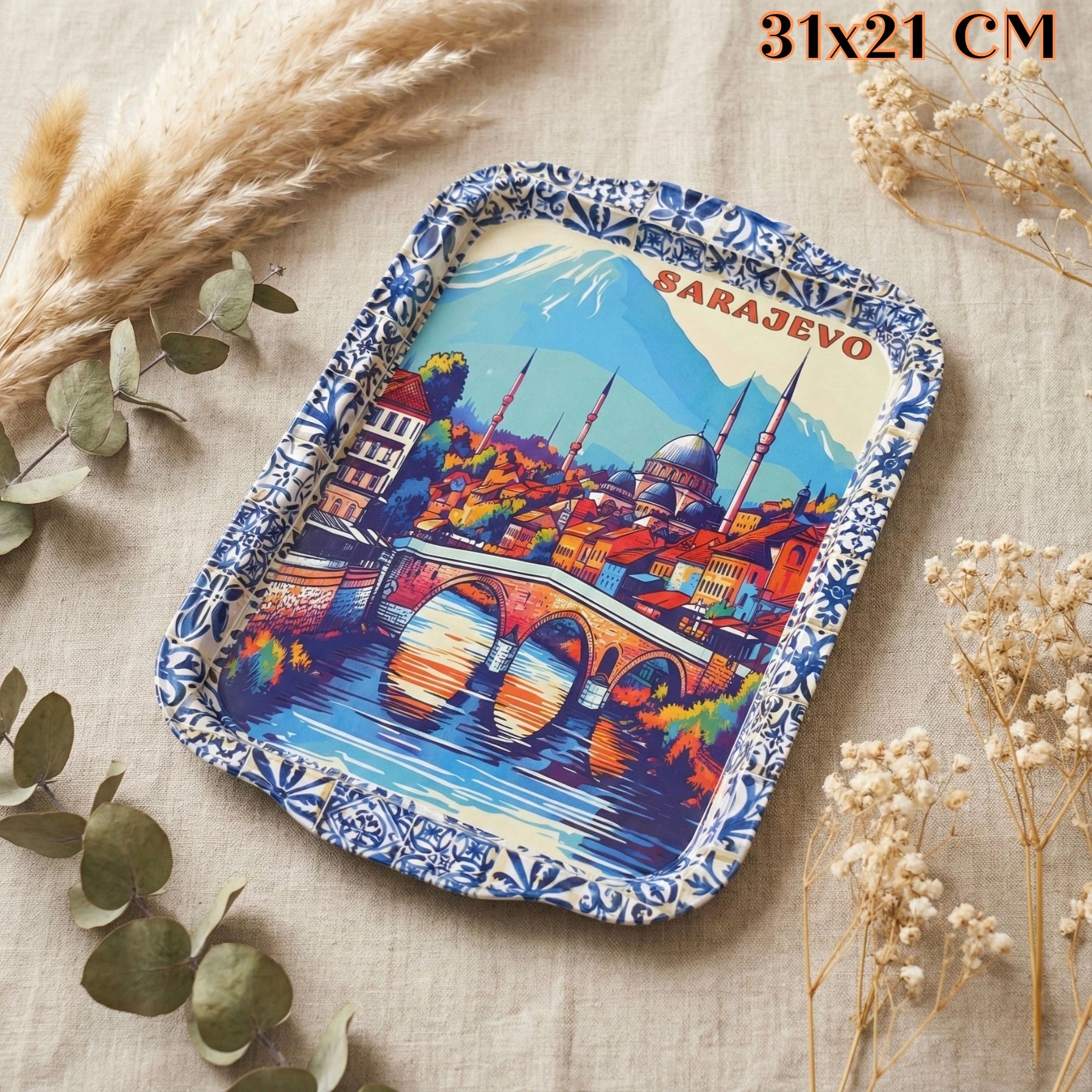 Tradicionalna metalna sarajevska tačna s motivom mosta i plavo-bijelim obrubom